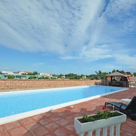 Cozy In With Outdoor Swimming Pool *