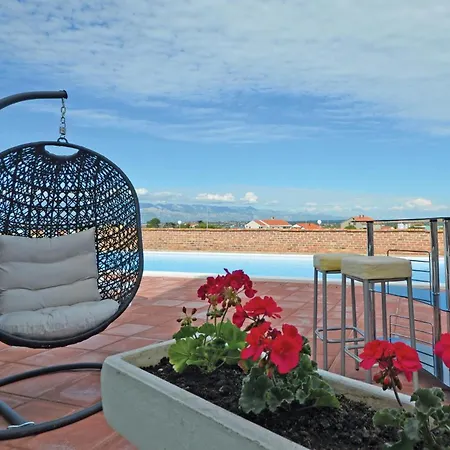 Cozy In With Outdoor Swimming Pool アパート *